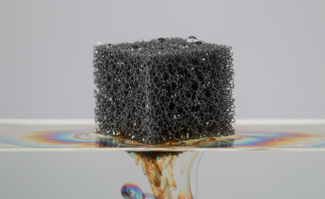 Carbon nanotube sponge achieving selective oil-water separation.